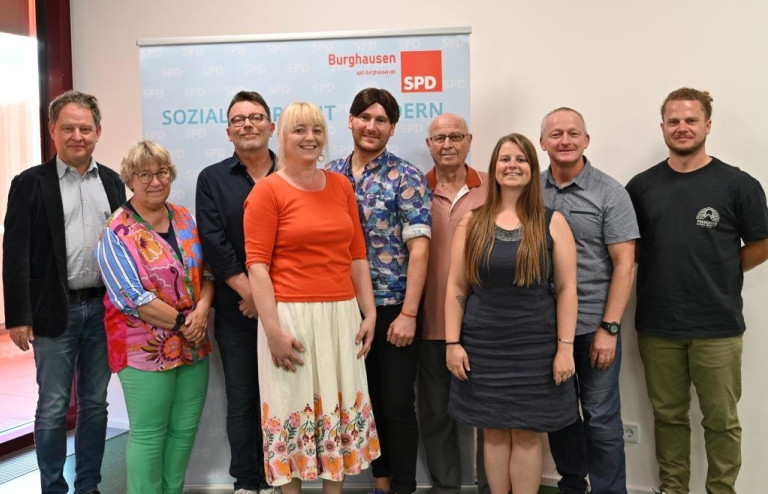Bürgermeister Florian Schneider (v.l.) gratulierte den Gewählten und Geehrten: Dagmar Eschenfelder, Heinz Sedlmeier, Johanna Friebertshäuser, Vincent Christa, Max Mitterer (55 Jahre Mitglied), Johanna Schachtl, Vincenz Zielonka und Magnus Stummvoll. − Fot